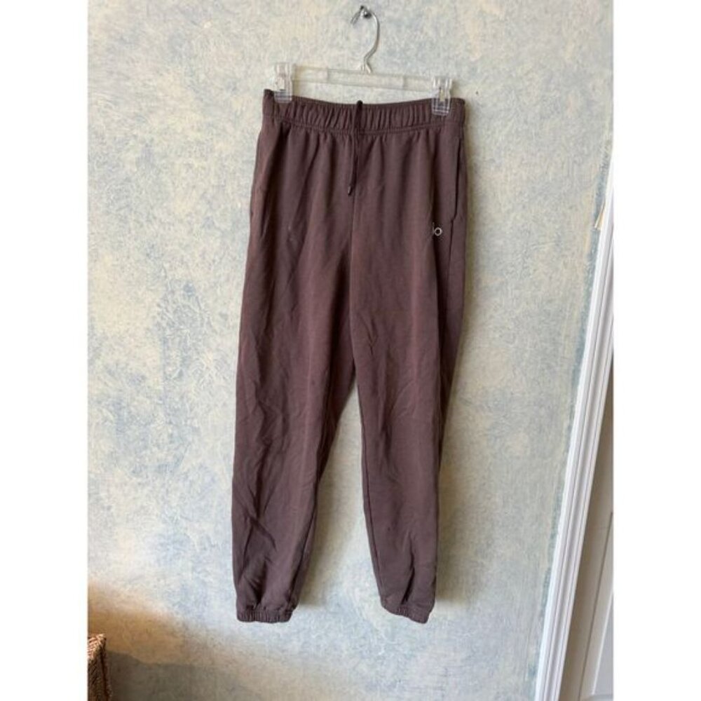 Alo yoga accolade sweats in brown